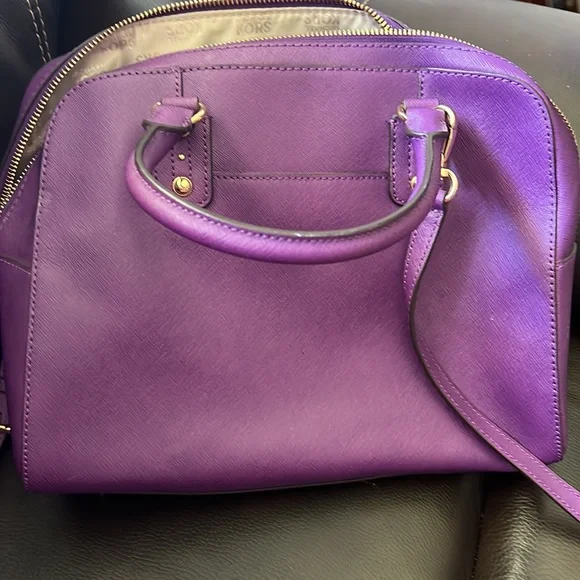 authentic Michael Kors handbag with a crossbody option. Mint condition. - Picture 4 of 7